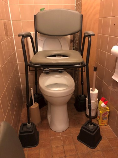 Hoog zitten op het toilet spierziekte Toilet Op Maat de oplossing is een toiletlift
